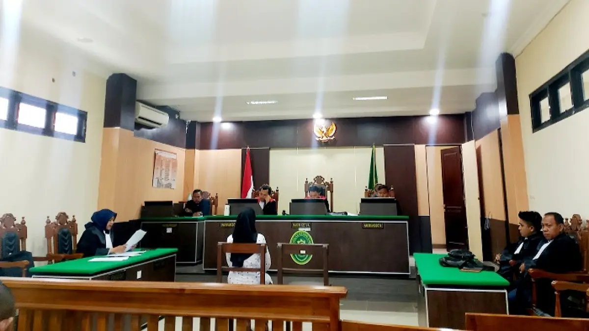 DIADILI: Terpidana Syamsiyah saat mengikuti sidang di Pengadilan Negeri Sampang, Selasa (16/9/2025). (UBAIDILLAHIR RA’IE/JPRM)