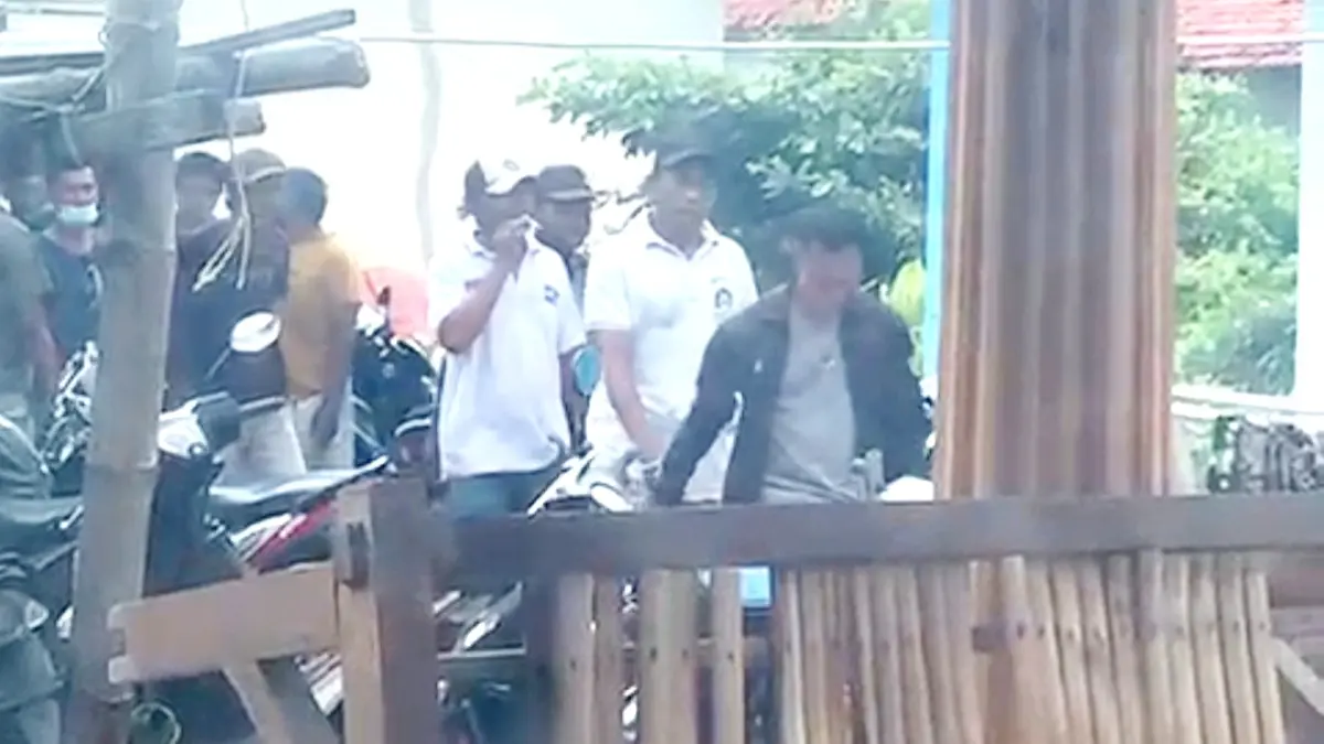 DIBORGOL: Aparat menggiring sejumlah orang yang diduga terlibat judi sabung ayam di Desa Gebang, Kecamatan Bangkalan, Jumat (10/4). (ISTIMEWA)