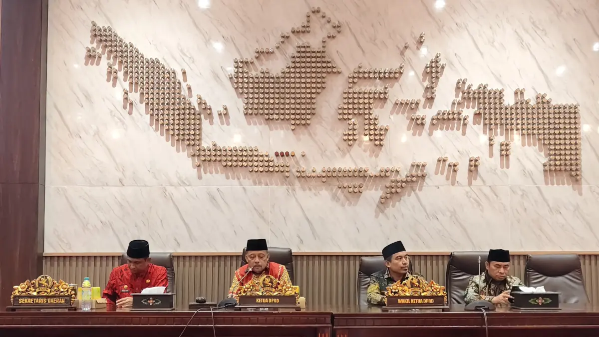 FOKUS: Ketua DPRD Sumenep Zainal Arifin (dua dari kiri) saat memimpin rapat paripurna di kantor dewan, Jumat (10/4).
