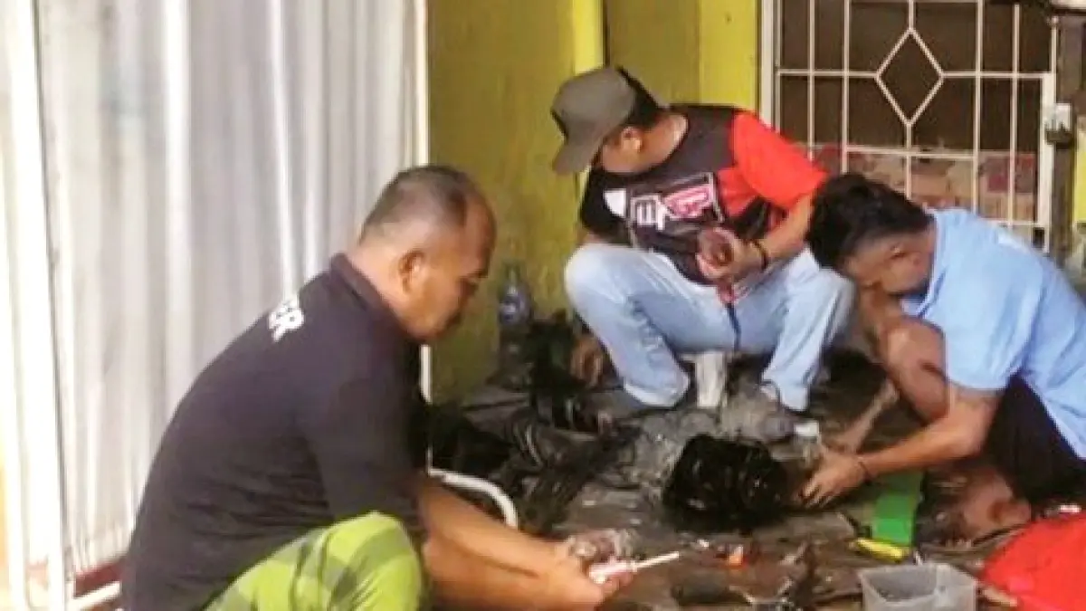 FOKUS: Warga binaan melakukan pengecatan bodi sepeda motor di Rutan Kelas II-B Sumenep, Sabtu (11/4). (TEGUH DONY EFENDI UNTUK JPRM)