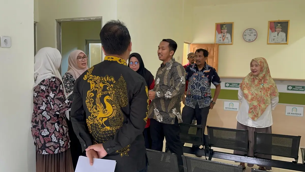 TINJAU KLINIK : Direktur Klinik Ar-Rahman, Firman Citra Nurrahman, (tiga dari kanan) dan pengawas klinik Moh. Ramli.