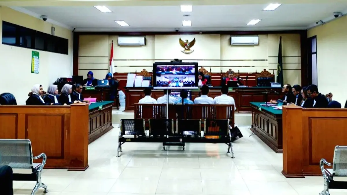 MEJA HIJAU: Kelima terdakwa korupsi program BSPS 2024 menjalani sidang dakwaan di Ruang Cakra Pengadilan Tipikor, Surabaya, Senin (6/4). (KEJAKSAAN NEGERI SUMENEP UNTUK JPRM)