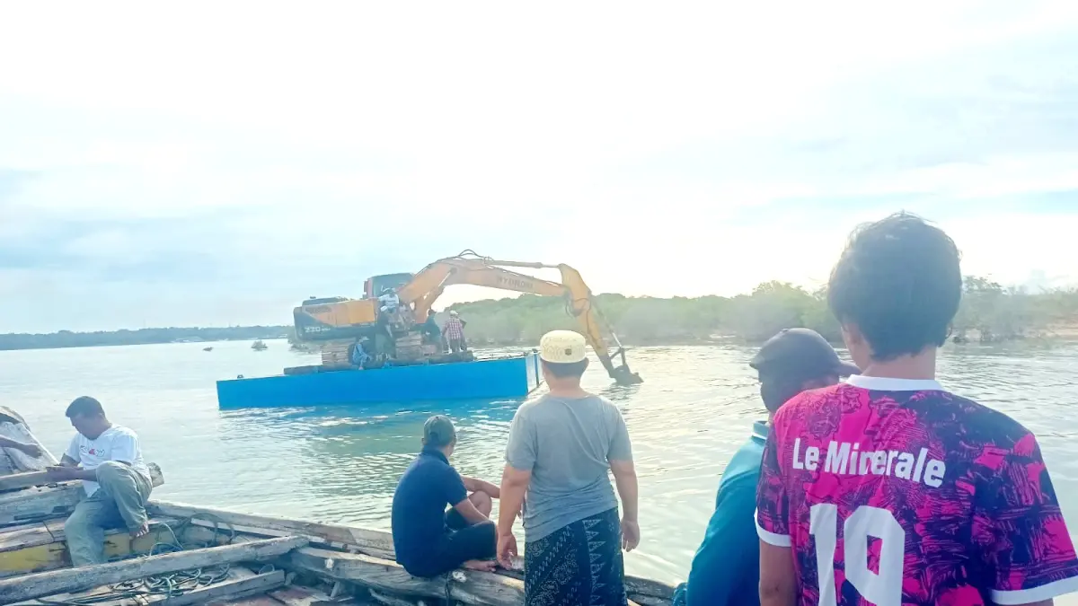 MEMANAS: Warga Kampung Tapakerbau, Desa Gersik Putih, Kecamatan Gapura, Sumenep, saat menghentikan ekskavator yang bekerja di laut pada Kamis (9/4). (SHIDDIQ UNTUK JPRM)