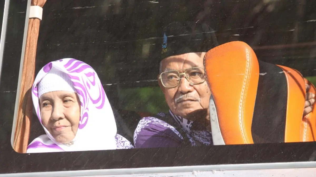 MENUJU TANAH SUCI: Jemaah haji asal Kabupaten Bangkalan berangkat ke asrama haji tahun lalu. (VIVIN AGUSTIN HARTONO/JPRM)