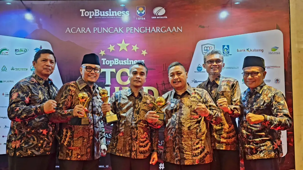 MEMBANGGAKAN: Bupati Bangkalan Lukman Hakim didampingi Sekkab Ismed Effendi, Direktur Pudam Sumber Sejahtera Sjobirin Hasan dan Kadiskominfo Zainal Alim memperlihatkan trophy penghargaan yang diraih di ajang Top BUMD Awards 2026, di Hotel Raffles, Jakarta, Senin (13/4). (PROKOPIM FOR RM)