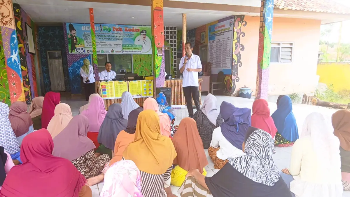 PROGRAM NASIONAL: Petugas PKH Pamekasan melakukan sosialisasi kepada KPM di Kecamatan Pakong, Senin (6/4).
