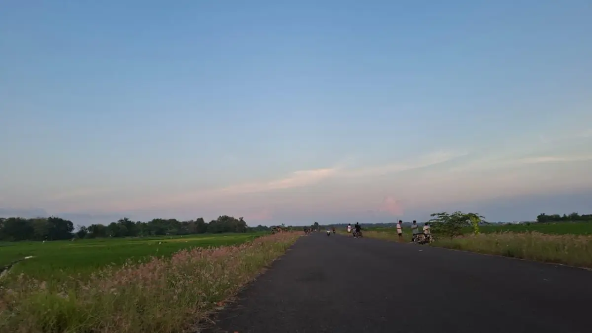 PROYEK LANJUTAN: Lokasi proyek Jalan Lingkar Bandara yang berlokasi di Desa Kacongan, Kecamatan Kota Sumenep, Minggu (12/4).