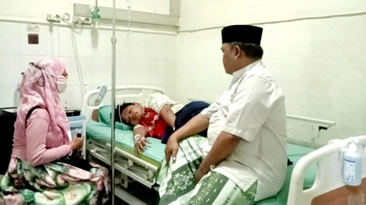 RAWAT INAP: Korban Rafi dirawat di RSMZ Sampang, Minggu (12/4). (ISTIMEWA)