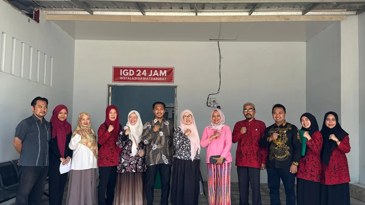 SEGENAP JAJARAN : Klinik Pratama Ar-Rahman berfoto bersama usai soft opening Minggu (5/4).
