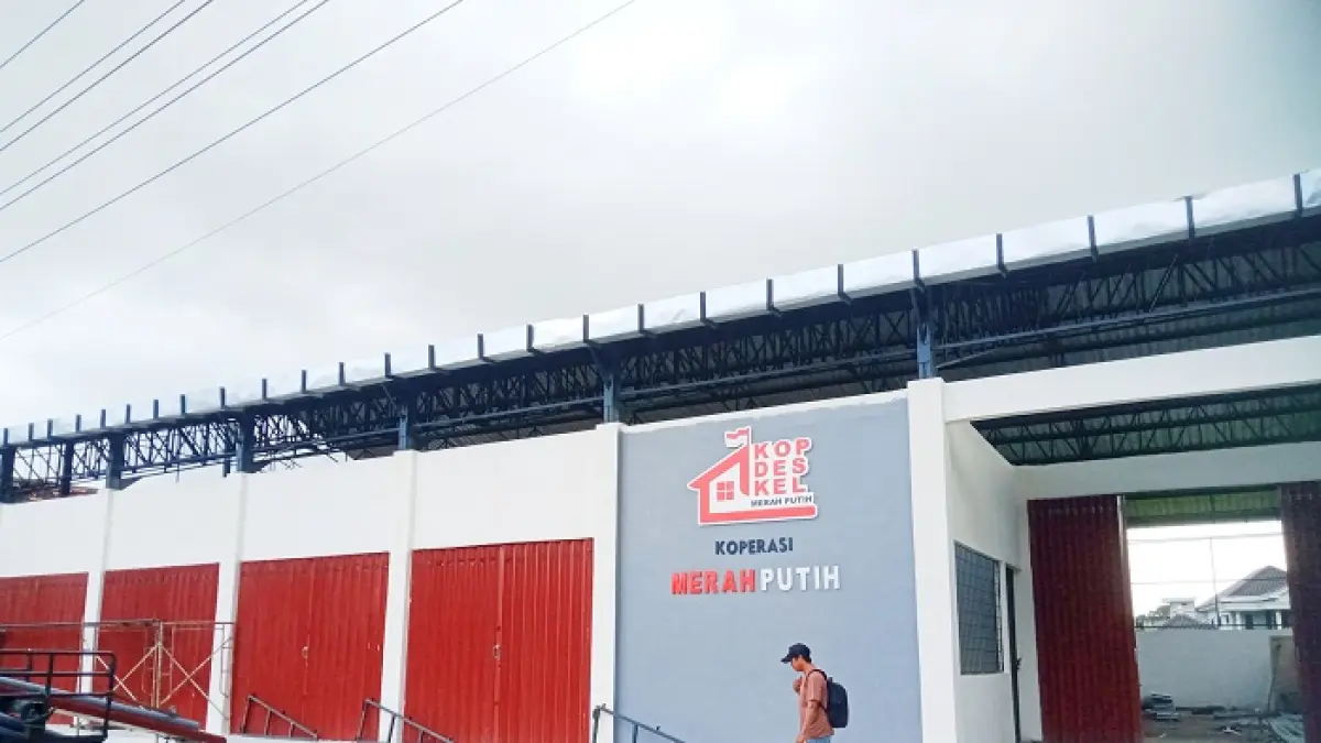 TAMPAK DEPAN: Pembangunan gerai KMP yang masih berjalan di Jalan Raya Socah, Bangkalan. (YUSRIL DENNY MAHENDARTO/JPRM)