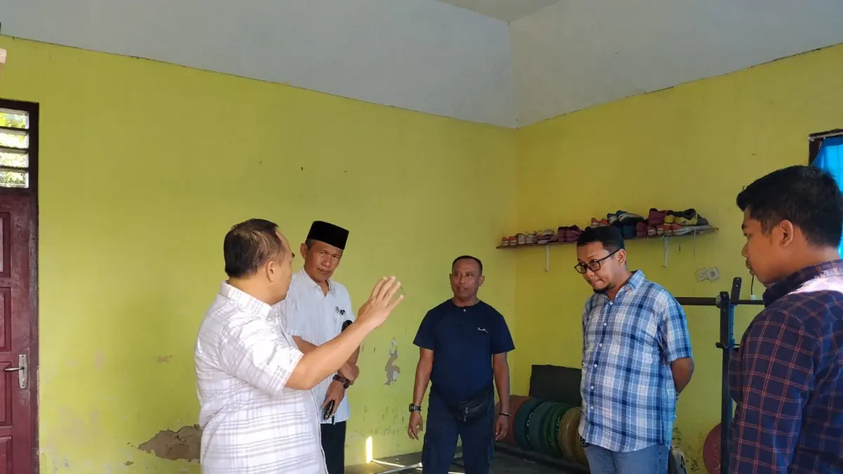 TURUN LANGSUNG: Komisi IV DPRD Sumenep saat melakukan sidak ke GOR A. Yani, Desa Pabian, Kecamatan Kota, Kamis (9/4).