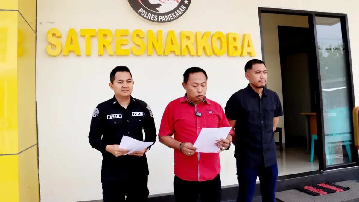 UNGKAP KASUS: Dari kiri, Kasihumas Polres Pamekasan Ipda Yoni Evan Pratama, Kasatresnarkoba AKP Agus Sugianto, dan Kanit Ipda Daka Surya saat memberikan keterangan di Mapolres Pamekasan Minggu (12/4). (POLRES PAMEKASAN UNTUK JPRM)