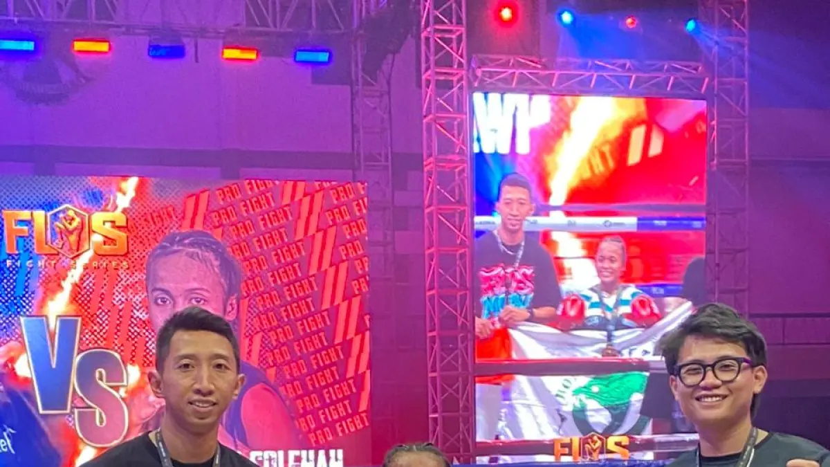 BANGGA: Atlet Muay Thai Pamekasan Alfiyatus Solehah berfoto dengan tim usai menang dalam Flos Fight Series, Sabtu (11/4).