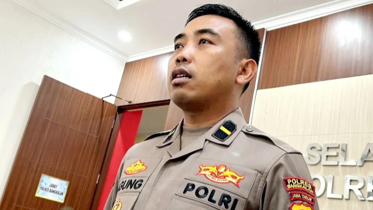 BERI KETERANGAN: Kasihumas Polres Bangkalan Ipda Agung Intama saat ditemui di ruangan kerjanya Selasa (20/1). (VIVIN AGUSTN HARTONO/JPRM)