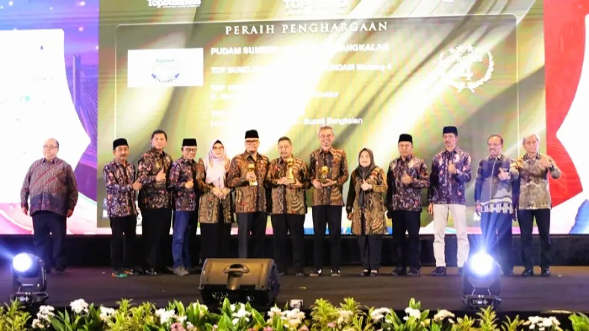 BERPRESTASI: Pejabat di lingkungan Pemkab Bangkalan dan PUDAM Sumber Sejehtera berfoto bersama usai penyerahan penghargaan di ajang Top BUMD Awards 2026 di Hotel Raffles, Jakarta, Senin (13/4). (PROKOPIM UNTUK JPRM)