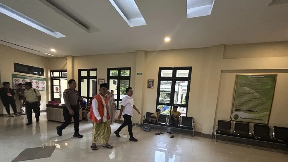 DIKAWAL KETAT: Terdakwa Matjari digiring menuju ruang sidang Pengadilan Negeri Sampang saat mengikuti sidang dakwaan, Selasa (24/2).
