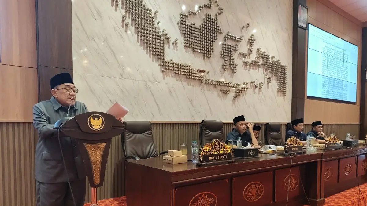 FOKUS: Dari kiri, Wabup Imam Hasyim, Ketua DPRD Sumenep Zainal Arifin, wakil dewan Dul Siam, Indra Wahyudi, M. Syukri dalam rapat paripurna penyampaian nota penjelasan bupati atas tiga raperda di kantor dewan, Senin (15/4) .