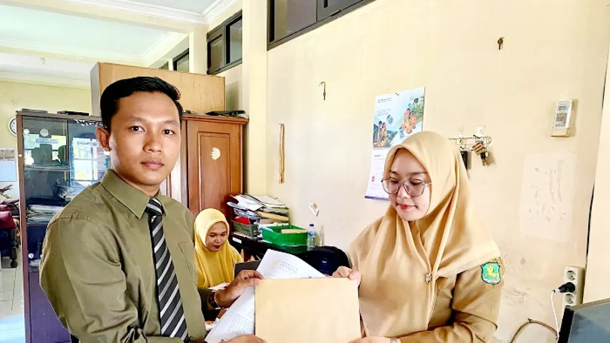 MENGAWAL: Kuasa hukum korban, Diyaul Hakki, saat menyerahkan surat ke staf bupati Sumenep di rumah dinas bupati Selasa (14/4). (MOH. LATIF/JPRM)