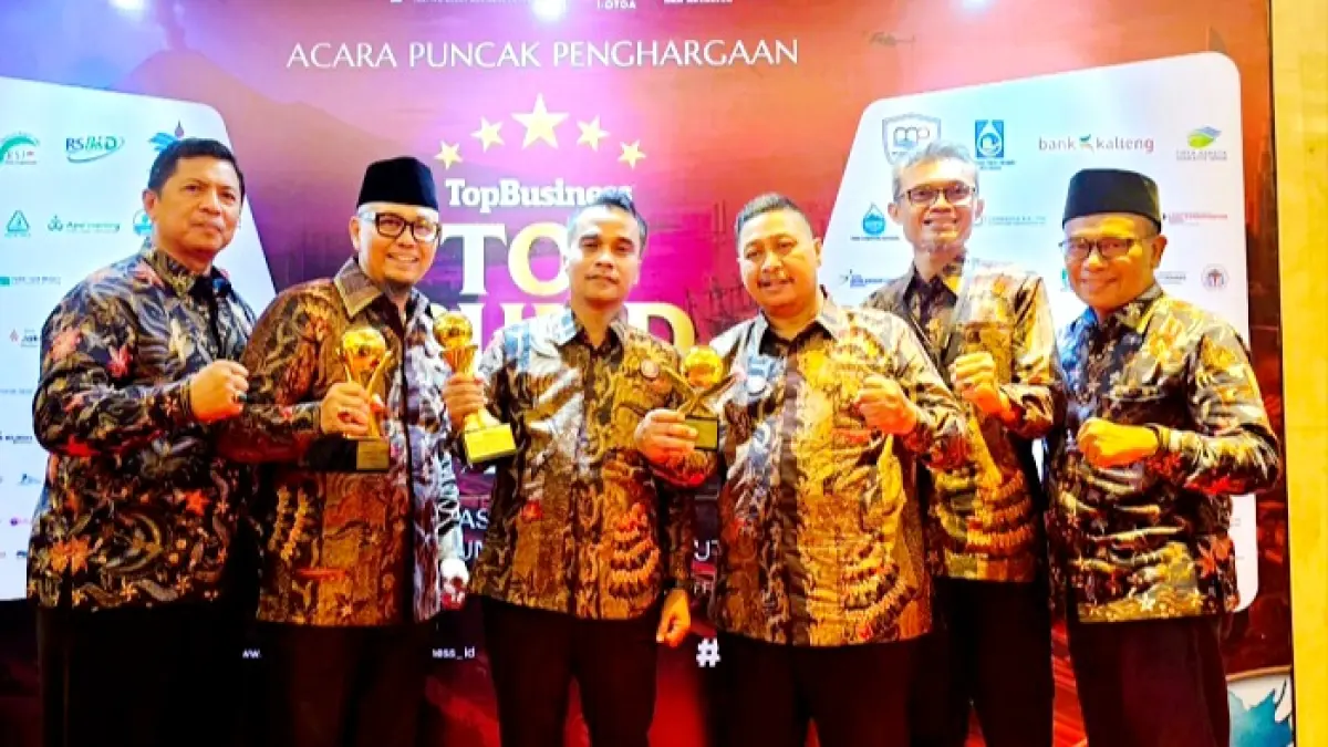 MEMBANGGAKAN: Bupati Bangkalan Lukman Hakim (tiga dari kiri) didampingi Sekkab Ismet Effendi (tiga dari kanan), Direktur PUDAM Sumber Sejahtera Sjobirin Hasan (dua dari kiri) dan Kadiskominfo Zainal Alim (kiri) saat memperlihatkan trofi penghargaan di ajang Top BUMD Awards 2026 di Hotel Raffles, Jakarta, Senin (13/4). (PROKOPIM UNTUK JPRM)