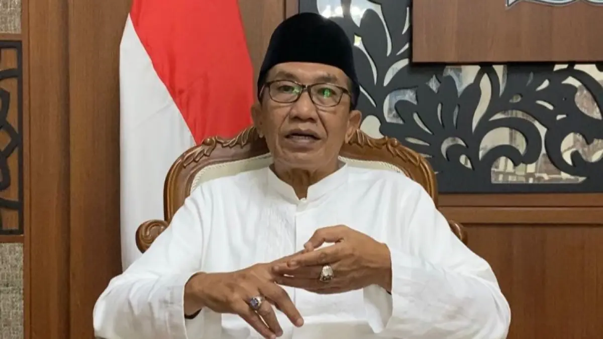 OPTIMISTIS: Bupati Pamekasan KH Kholilurrahman dalam sesi wawancara khusus di Peringgitan Dalam Pendopo Ronggosukowati, Sabtu (11/4).