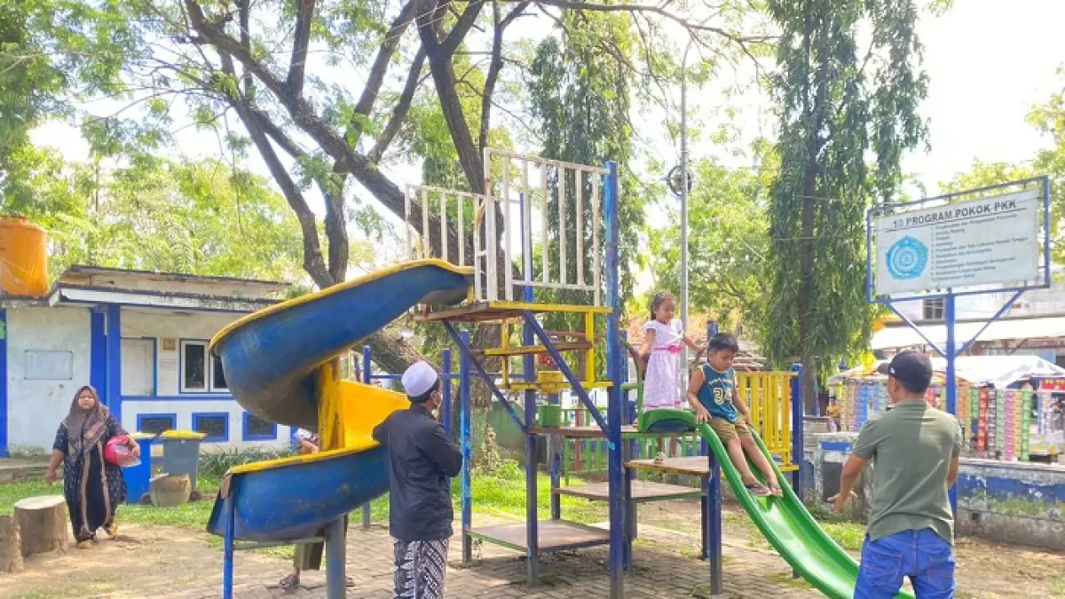 PERLINDUNGAN: Anak saat bermain di taman kota Sampang, Senin (13/4).