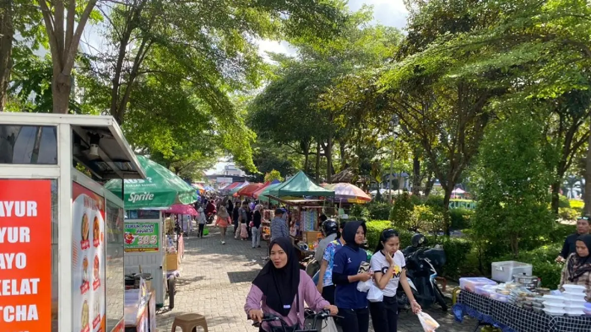 RAMAI: Masyarakat sedang menikmati CFD di Taman Wijaya, Sampang, Minggu (12/4).