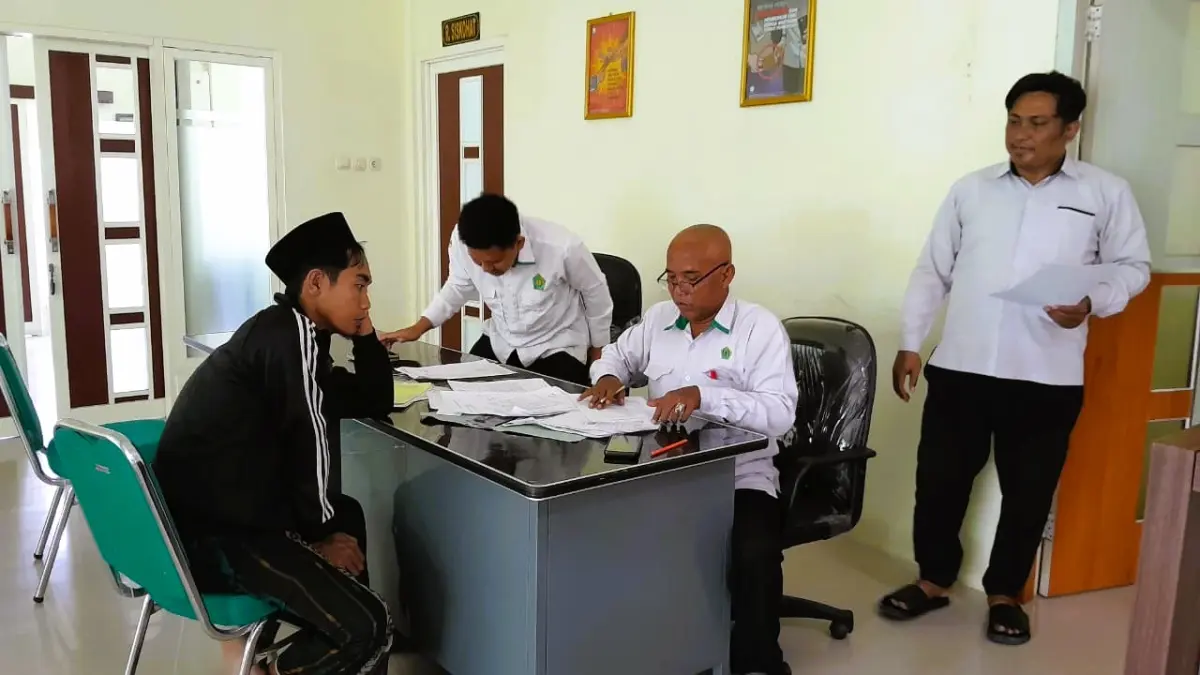 SIBUK: Sejumlah pejabat di KHU Pamekasan sedang melakukan pelayanan kepda calon jemaah, Senin (15/4).