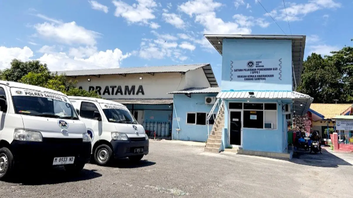 TIDAK BEROPERASI: Warga melintas di sekitar area SPPG Yayasan Kemala Bhayangkari Cabang Sampang Selasa (14/4). (UBAIDILLAHIR RA’IE/JPRM)