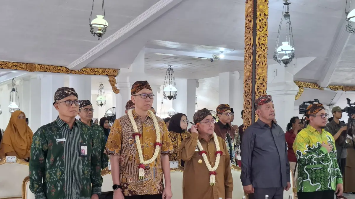 FOKUS: Dari kiri, Direktur Utama PT BPRS Bhakti Sumekar (Perseroda) Hairil Fajar, Direktur Eksekutif Klaim dan Resolusi Bank LPS Dimas Yuliharto, Wabup Imam Hasyim, Ketua DPRD Sumenep Zainal Arifin, dalam acara talk show di Pendopo Agung Keraton Sumenep, Selasa (14/4).
