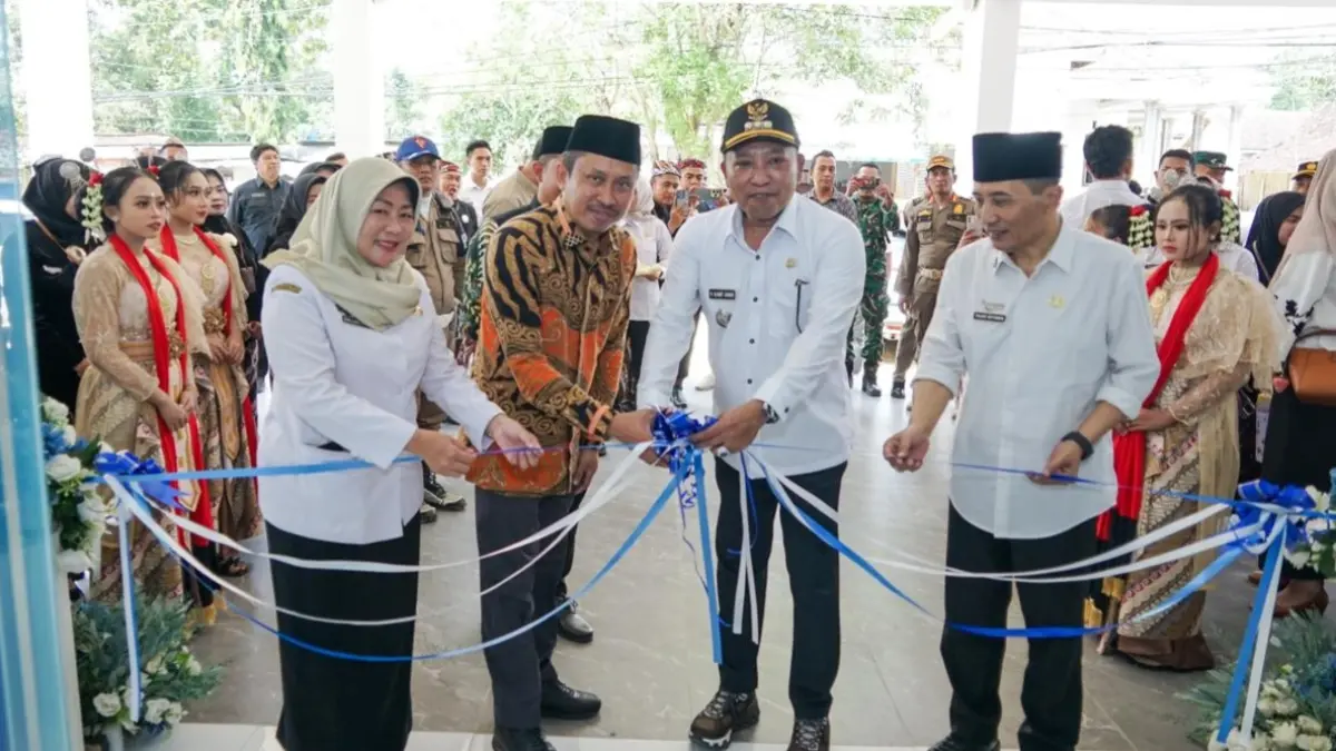 KOMPAK: Bupati Slamet Junaidi (dua dari kanan) didampingi Sekkab Yuliadi Setiyawan (kanan) dan Plt Kepala Dinkes KB Sampang Dwi Herlinda Lusi Harini (kiri) serta Ketua Komisi IV DPRD Sampang Mahfud (dua dari kiri) memotong pita saat peresmian gedung Puskesmas Karang Penang, Rabu (15/4).