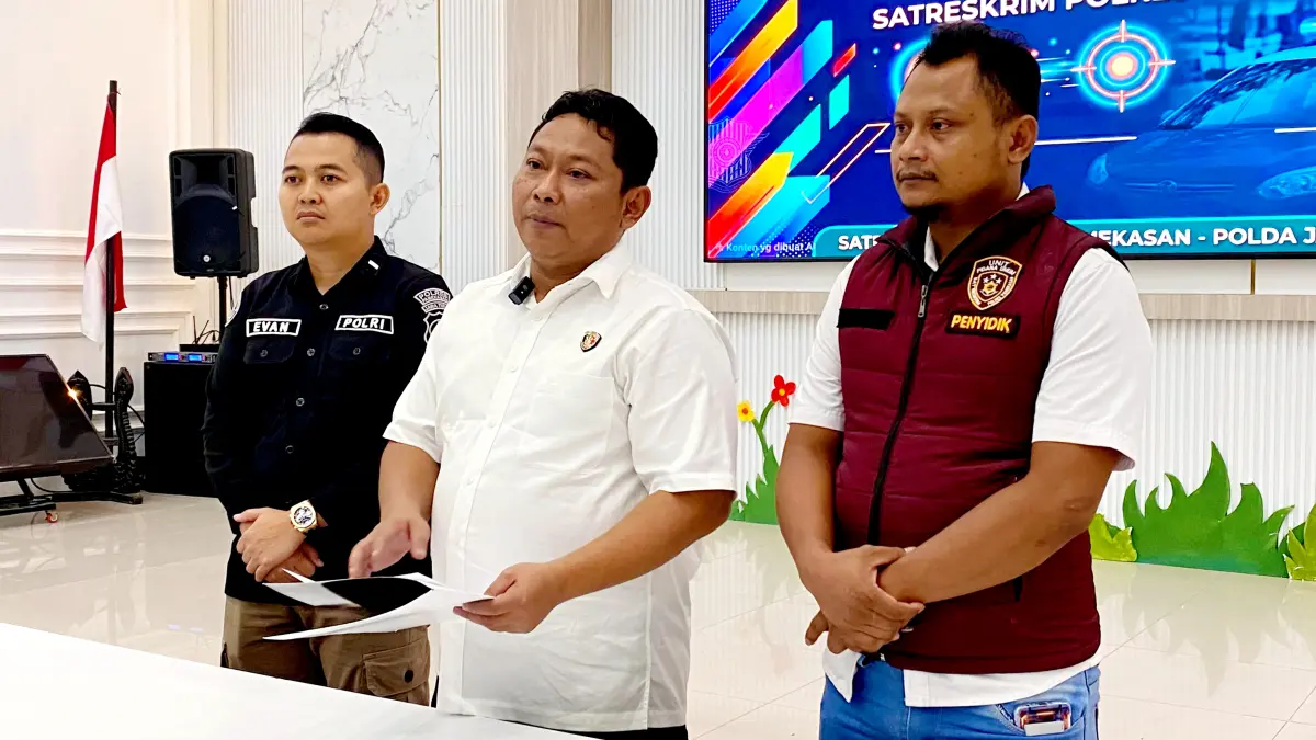 BERI PENJELASAN: Kasatreskrim AKP Yoyok Hardianto memimpin ungkap kasus di Gedung Tatag Trawang Tungga Polres Pamekasan, Rabu (15/4). (MOH. IQBAL AFGANI/JPRM)