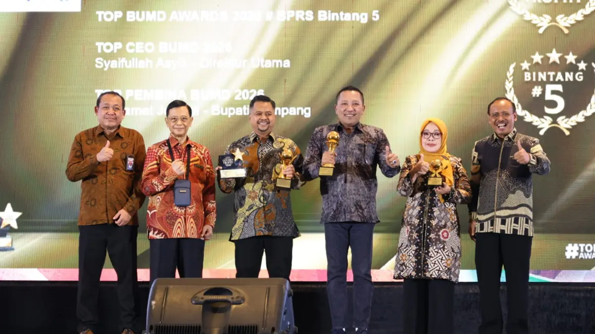 BERPRESTASI: Bupati Sampang Slamet Junaidi (tiga dari kanan) berfoto bersama saat menerima penghargaan di Jakarta, Senin (13/4).