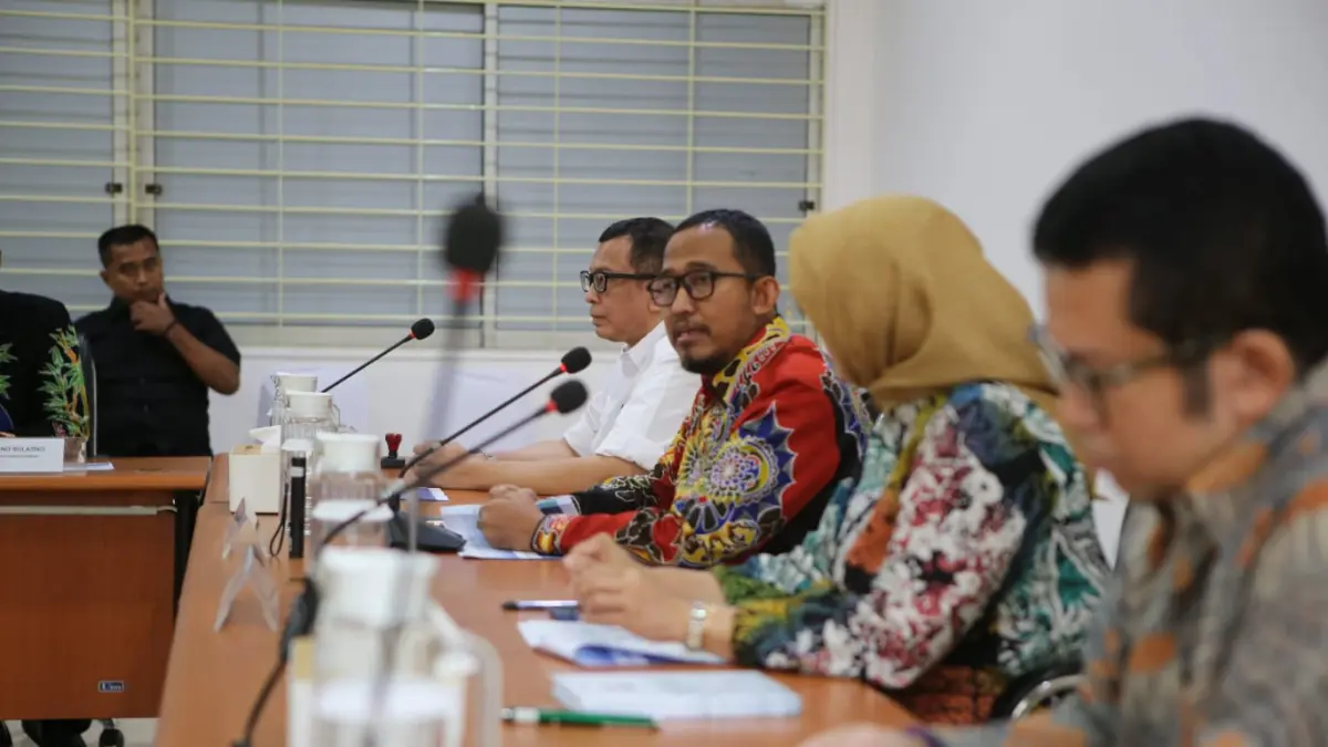 BERWIBAWA: Bupati Sumenep Achmad Fauzi Wongsojudo (tiga dari kanan) menghadiri MoU peningkatan kemitraan sektor perikanan di kantor PT Perikanan Indonesia, Jakarta Utara, Senin (13/4).