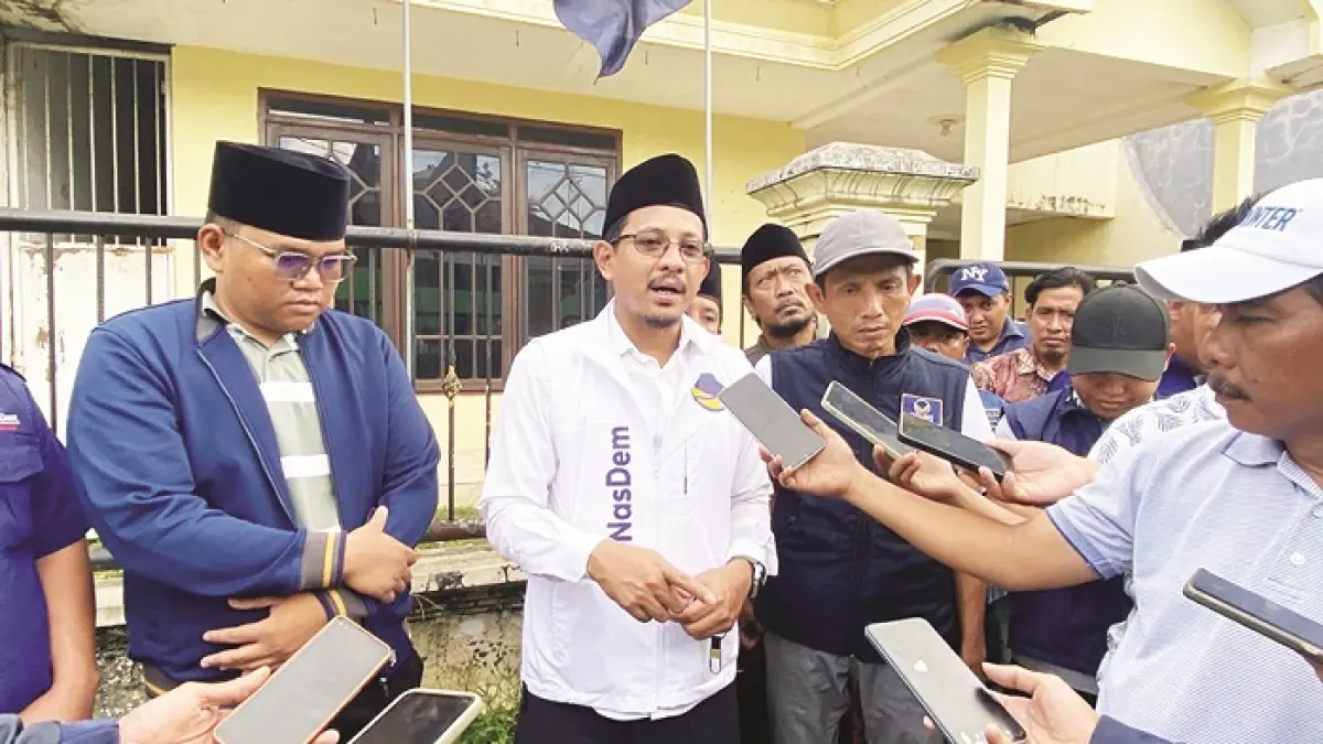 BUKA SUARA: Ketua DPD Partai Nasdem Bangkalan Nasih Aschal memberikan keterangan pers di Kelurahan Mlajah Rabu (15/4). (JUPRI/JPRM)