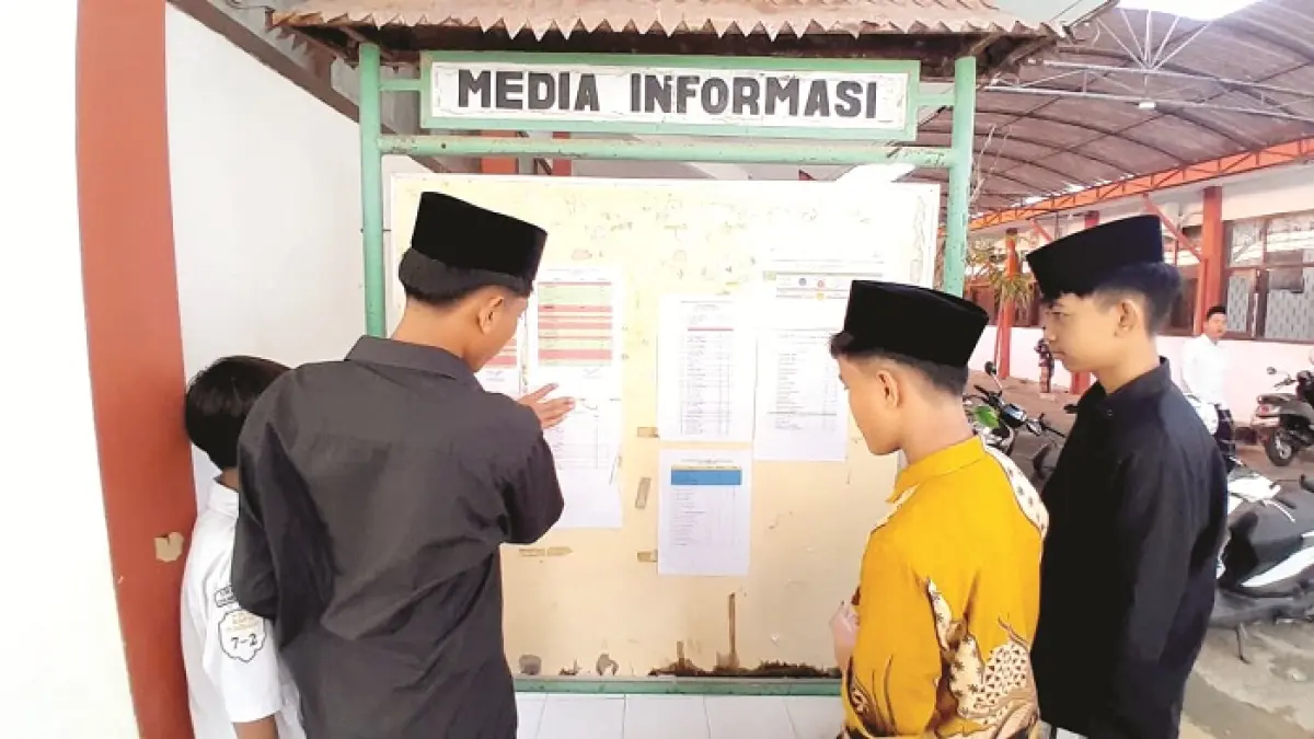 GENERASI EMAS: Murid SRMP 29 Pamekasan beraktivitas di lingkungan sekolah Rabu (15/4). (M. KHOLIL RAMLI/JPRM)