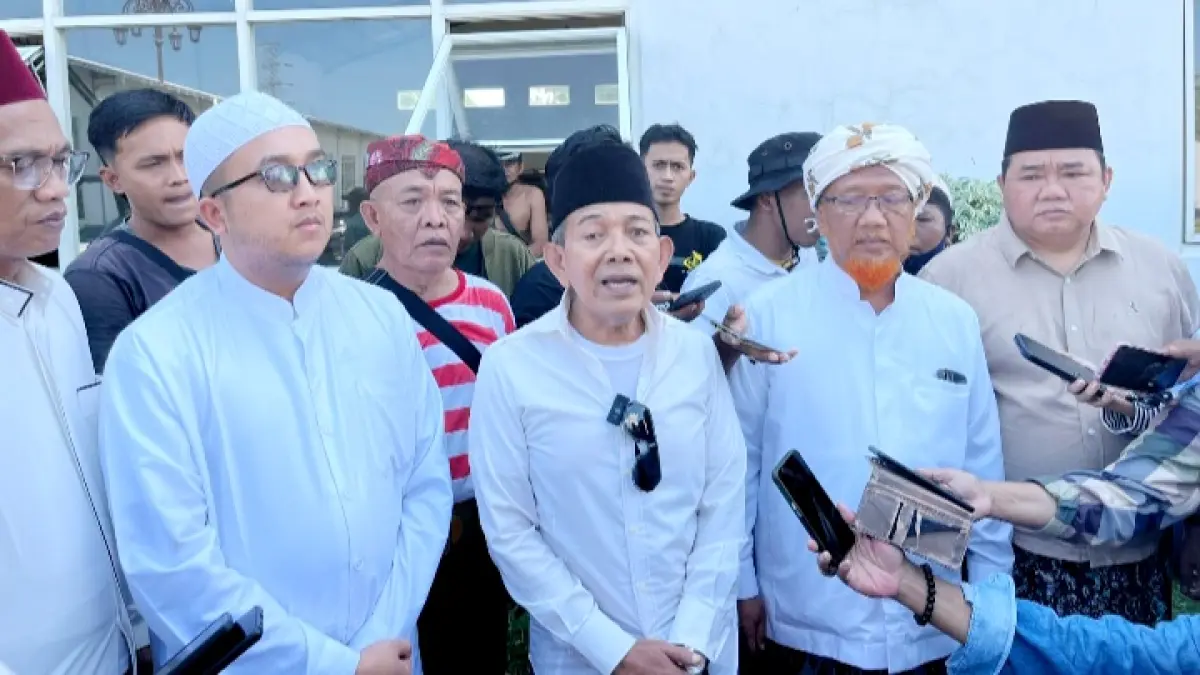 HADIR LANGSUNG: Pengasuh Pondok Pesantren Gunung Sari KH Kholil Muhammad (tengah) berada di Gudang PT Bawang Mas Group Minggu (12/4). (MOH. IQBAL AFGANI/JPRM)