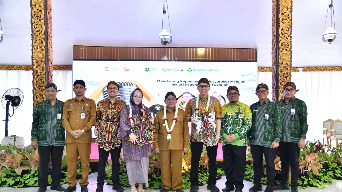 KEBERSAMAAN: Direktur Utama PT BPRS Bhakti Sumekar (Perseroda) Hairil Fajar (dua dari kanan) berfoto bersama dengan pemateri dan jajaran Pemkab Sumenep, dalam acara talk show di Pendopo Agung Keraton Sumenep, Selasa (14/4).