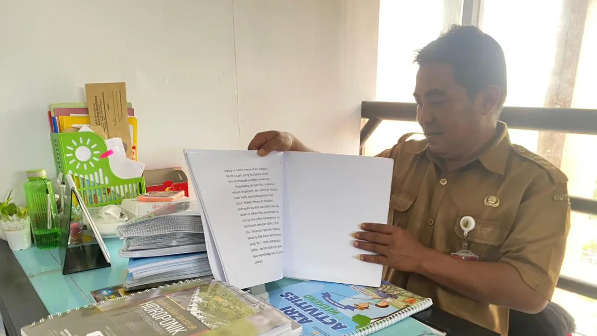 KIAN LENGKAP: Pustakawan Damai Ariyanto saat menunjukkan buku Braille di Perpusda, Selasa (15/4).