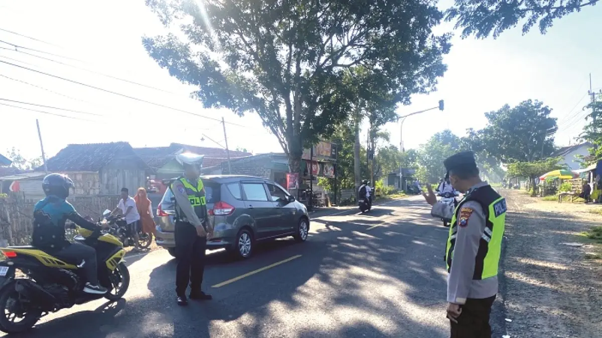 LAKA LANTAS: Anggota Satlantas Polres Sampang melakukan olah TKP di Jalan Raya Jaksa Agung Suprapto Rabu (15/4). (HUMAS POLRES UNTUK JPRM)