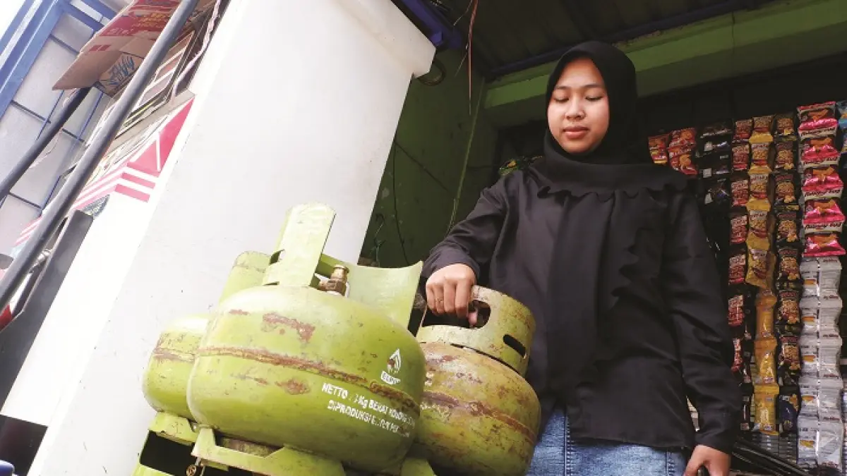 LANGKA: Pedagang menunjukkan tabung gas melon di Jalan Halim Perdanakusuma Bangkalan Rabu (15/4). (VIVIN AGUSTIN HARTONO/JPRM )