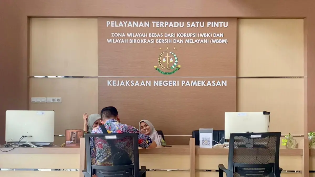 LAYANAN MASYARAKAT: Petugas berjaga di PTSP kantor Kejari Pamekasan, Kamis (9/4).