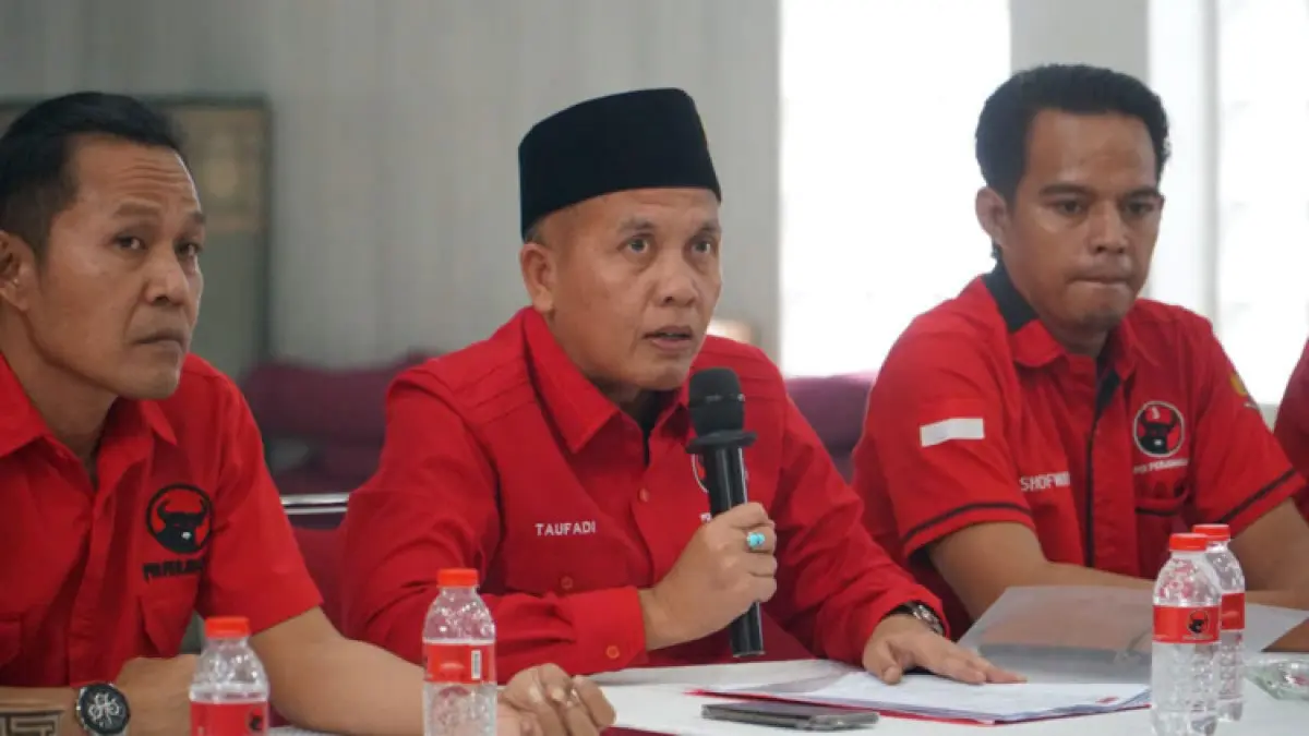 SERIUS: Ketua PDIP Pamekasan Taufadi memberikan arahan kepada kader, Jumat (10/4).