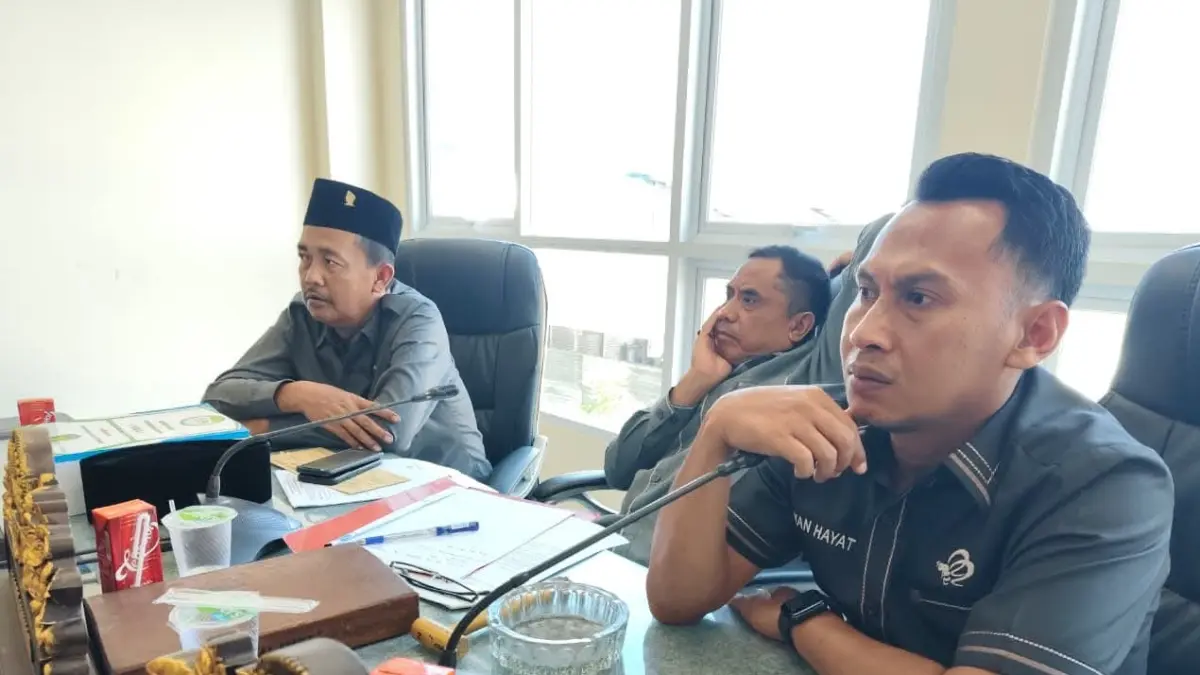 TEGAS: Ketua Pansus Raperda Perubahan atas Perda 5/2013 tentang Perlindungan dan Pemberdayaan Pasar Tradisional serta Penataan Pasar Modern, Irwan Hayat saat mengikuti rapat di kantor DPRD Sumenep.