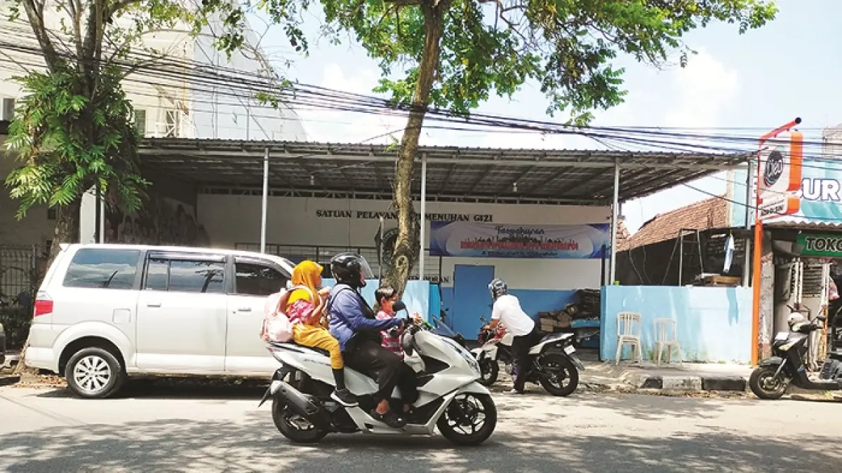 WAJIB LANGGANAN: Pengendara roda dua melintas di depan dapur MBG yang terletak di Kelurahan Kemayoran, Bangkalan, Rabu (15/4). (VIVIN AGUSTIN HARTONO/JPRM)