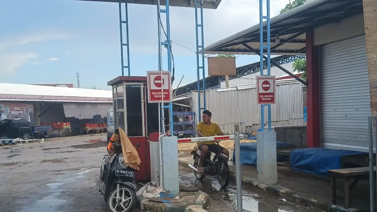 BERHARGA: Masyarakat keluar melewati portal parkir elektronik di Pasar Anom Baru Sumenep, Selasa (7/4).