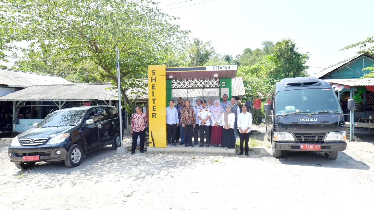 BERMANFAAT: Rektor dan jajaran civitas academica UTM melakukan uji coba UTM Trans Kamis (16/4).