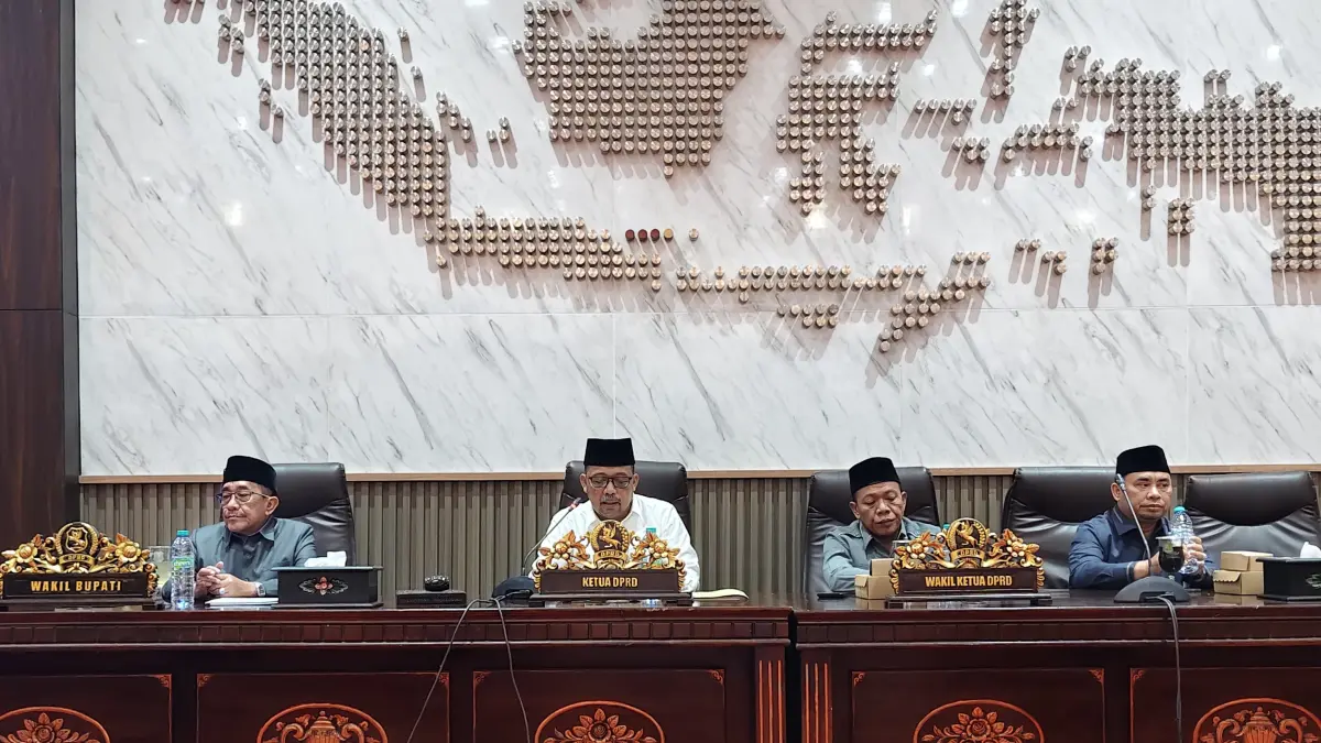 FOKUS: Dari kiri, Wabup Sumenep Imam Hasyim, Ketua DPRD Sumenep Zainal Arifin, Wakil Ketua DPRD Sumenep Dul Siam dan M. Syukri dalam rapat paripurna di kantor dewan, Rabu (15/4).&nbsp;