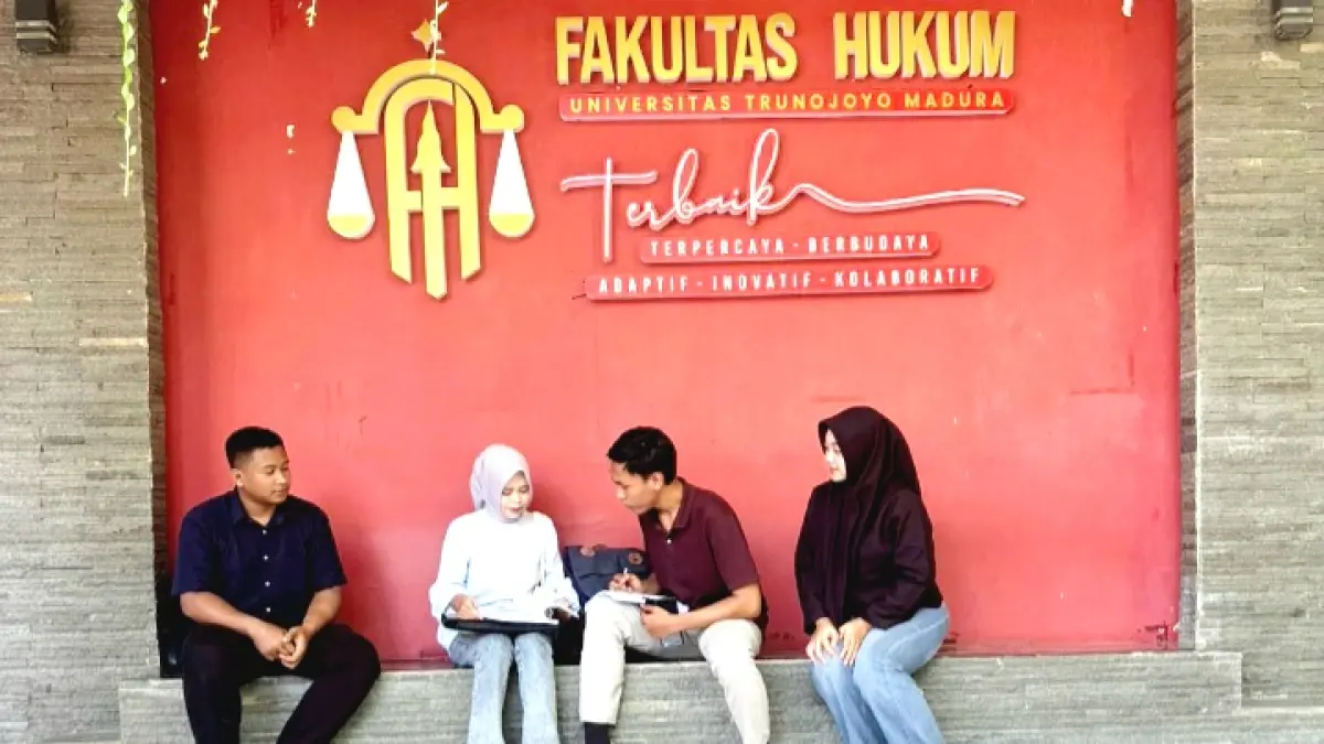 GENERASI EMAS: Mahasiswa FH UTM tengah berdiskusi di depan gedung fakultas Rabu (15/4). (FH UTM UNTUK JPRM)