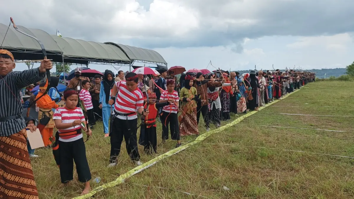 JUNJUNG SPORTIVITAS: Atlet panahan Bangkalan saat tampil di event Terak Sonar di Kecamatan Waru, Kabupaten Pamekasan, Minggu (12/4).