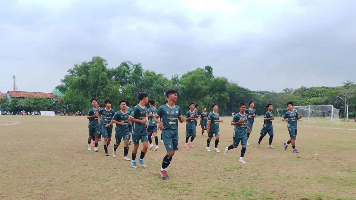 PENUH SEMANGAT: Pemain Putra Pahlawan saat melakukan pemanasan saat bertanding pada kejuaraan antarklub di lapangan sepak bola Sampang Sport Center (SSC).